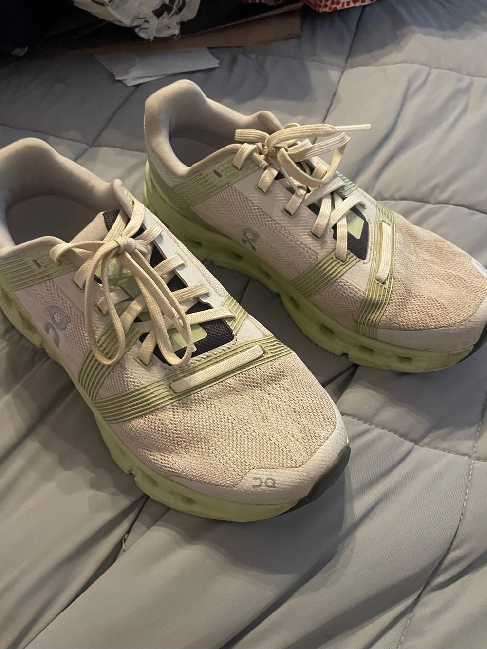 On Cloud women's size 7.5 athletic shoes in white with pale green trim